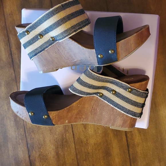 Ato Wedge Sandals - Picture 7 of 11